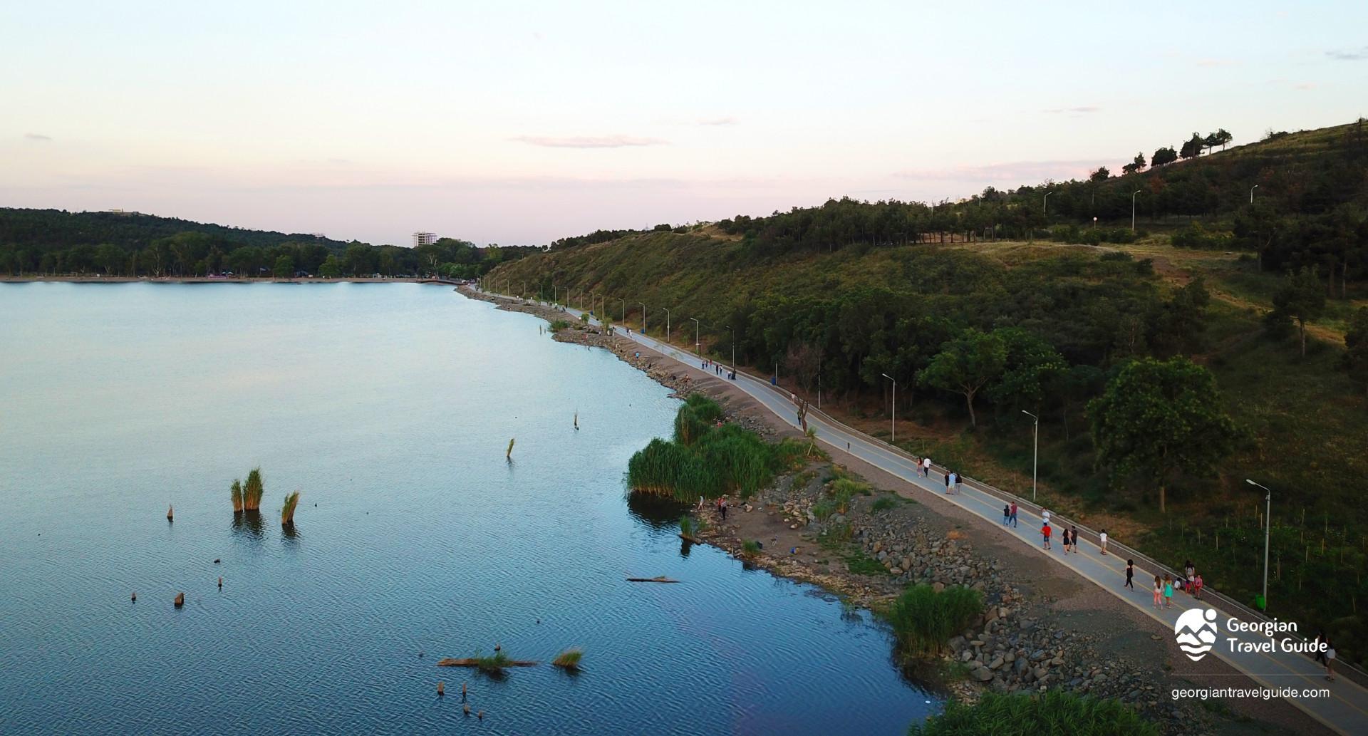 Лиси тбилиси. Lisi Lake Тбилиси. Лисье озеро Тбилиси. Тбилиси озеро Лиси озеро.