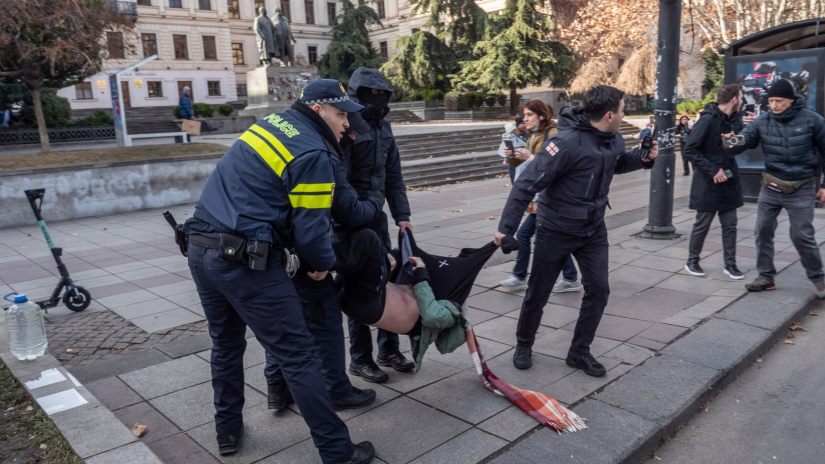 დღეს, რუსთაველის გამზირზე აქციის დროს დაკავებულ პირები, გაანთავისუფლეს