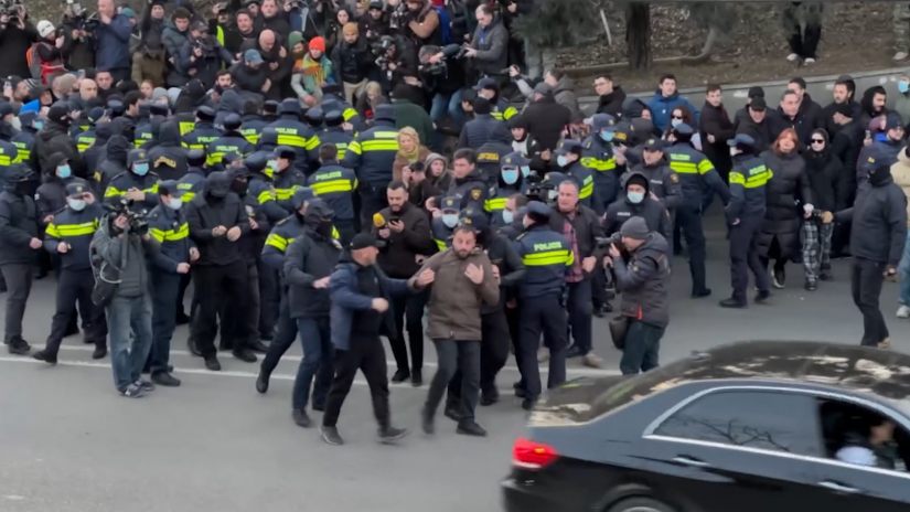 წარვადგენთ დრონით გადაღებულ კადრებს, სადაც ჩანს, დიმიტრი ბიძინაშვილს პოლიცია როგორ აგდებს ძალის გამოყენებით გზის შუაში – ადვოკატი